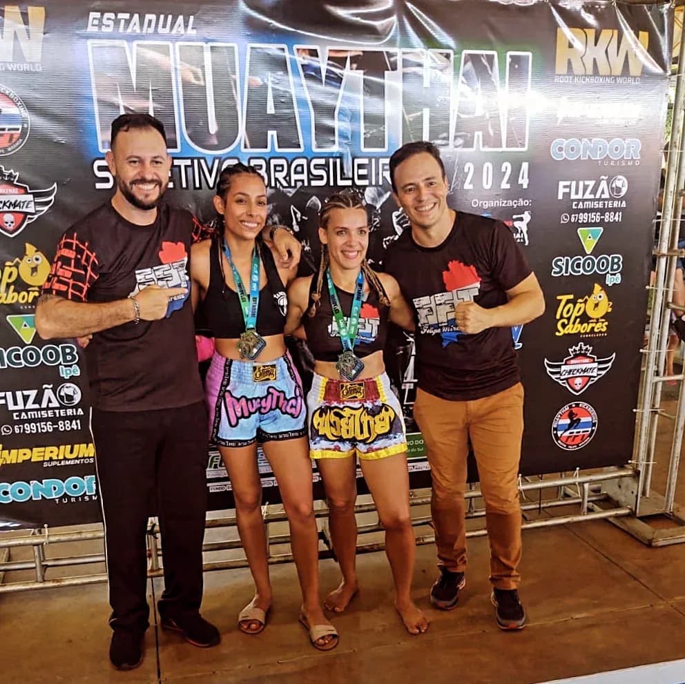 Atletas da Equipe FFT medalhistas no Estadual de Muay Thai de 2024 ao lado dos treinadores