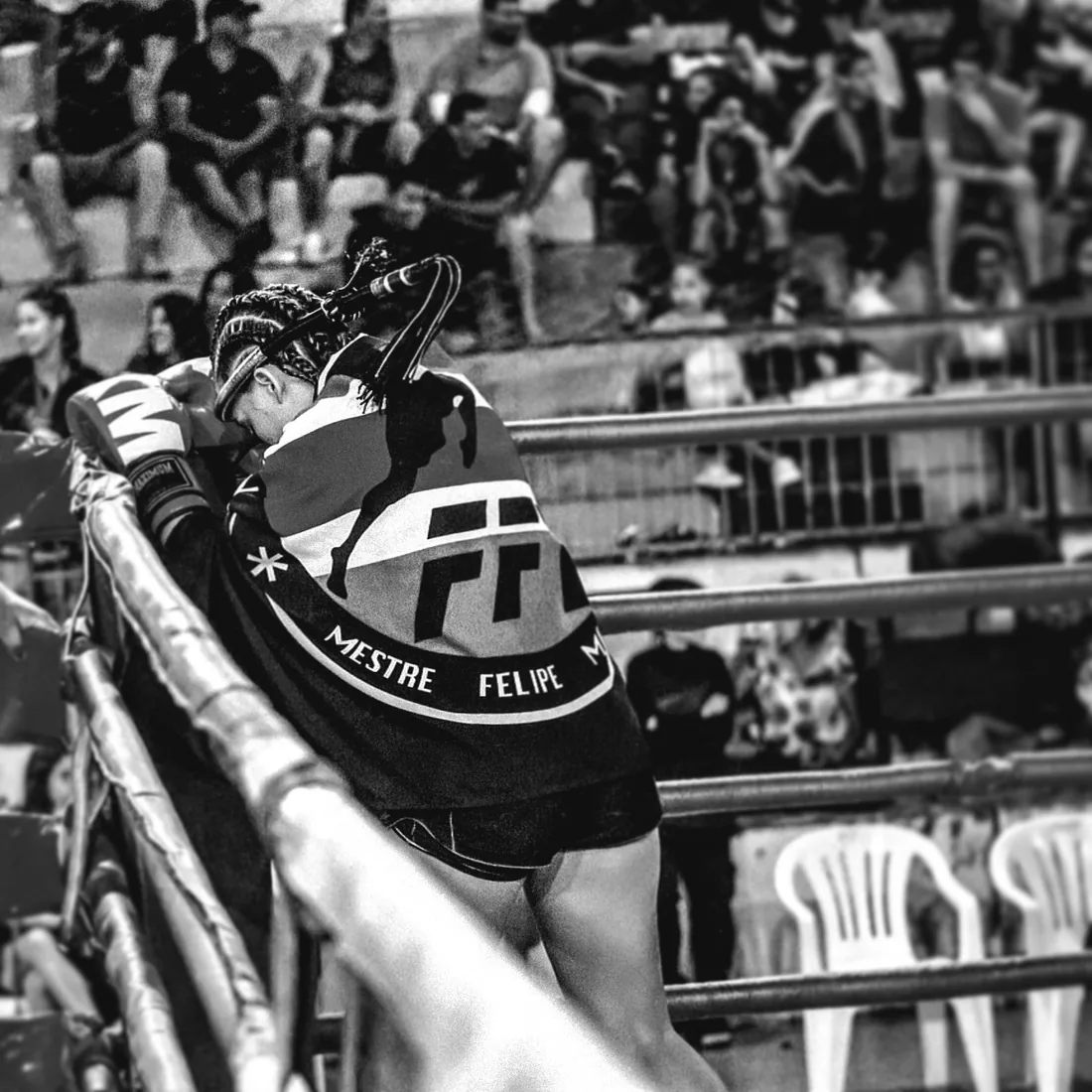 Atleta da Equipe FFT de costas no canto do ringue, com o manto da equipe e o nome do Mestre Felipe